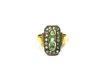 Anello d’epoca in oro giallo di forma rettangolare, centrato da tre piccoli...