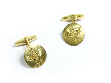 Paio di gemelli in oro giallo 18 kt di forma rotonda, incisi con lo stemma...