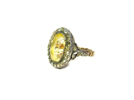 Anello d’epoca in oro a basso titolo centrato da vetro citrino ovale taglio...