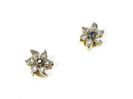 Paio di orecchini in oro giallo e oro bianco realizzati come fiori centrati...