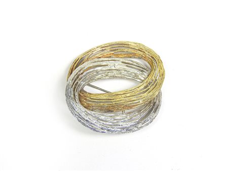 Spilla bicolore in oro a basso titolo giallo e bianco realizzata come due...