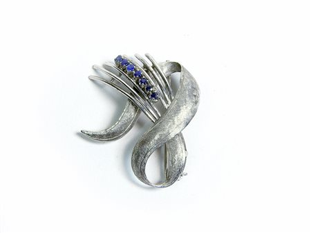 Spilla in oro bianco 18 kt realizzata come una spiga, impreziosita da...