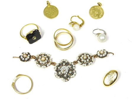 Lotto di monili in oro giallo frammento di collana floreale in micro perle,...