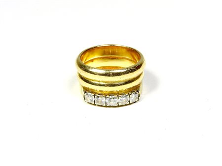 Triplice anello in oro giallo 18 kt una delle fasce impreziosita da cinque...