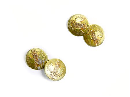 Paio di gemelli in oro giallo 18 kt cesellati con lo stemma della famiglia...