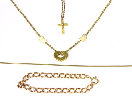 Lotto di monili in oro giallo 18 kt un girocollo ornato da cuoricini, due...