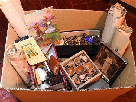 Grande lotto di curiosità contenute in uno scatolone