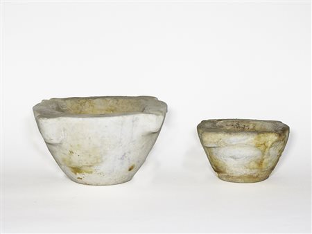 Due antichi mortai in marmo alcuni difetti