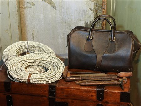 Lotto di vecchi attrezzi da lavoro e due rotoli di cavo elettrico in seta