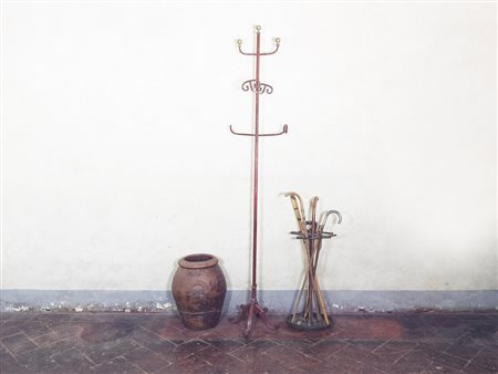 Lotto un attaccapanni in ferro battuto laccato rosso con finali in ottone,...