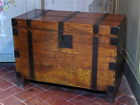 Baule rustico da guardaroba in legno tenero e ferro h cm 70x97x49