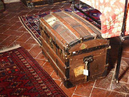 Baule da viaggio in legno rivestito in tela marrone, applicazioni in metallo,...