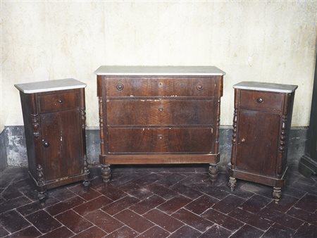 Lotto di arredi un cassettone e due comodini, difetti e mancanze h cm...