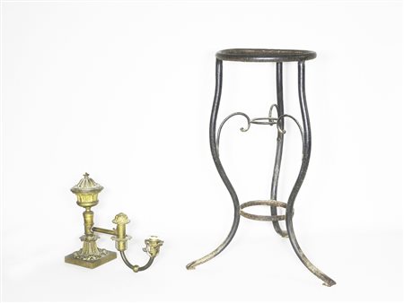 Lotto un lavamano in ferro battuto e lume ad olio in antimonio (2)