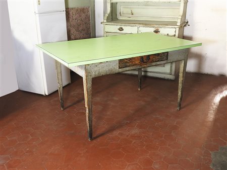 Tavolo rustico in legno tenero laccato verde acqua, gambe a faretra, un...