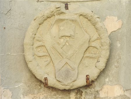 Antico stemma gentilizio in pietra di forma rotonda, alcuni difetti