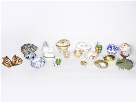 Lotto di curiosità tra cui alcune uova in ceramica policroma