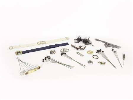 Lotto di bijoux e accessori tra cui alcuni bracciali in argento