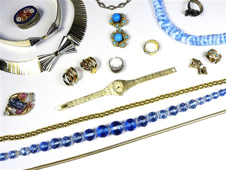 Lotto di bijoux composto da collane, bracciali, orecchini e curiosità
