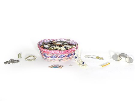 Lotto di curiosità un cestino contenente vecchie monete, francobolli e...