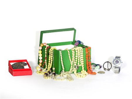 Grande lotto di bijuox tra cui collane in perle e perline, orecchini, spille,...