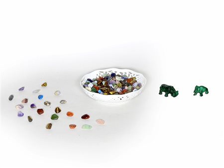 Lotto ciottoli in pietre dure e due animaletti in malachite, entro ciotola in...