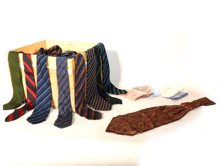 Lotto vintage cravatte in seta ed altri materiali e fazzoletti ricamati con...