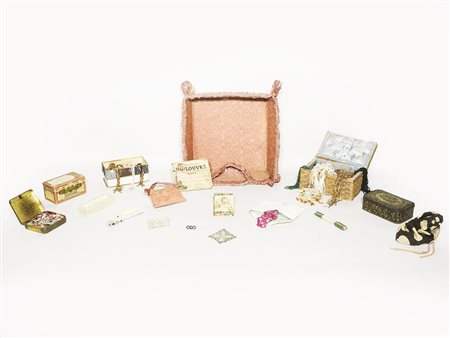 Lotto di curiosità d'epoca inizio del XX secolo contenute in un cestino tra...