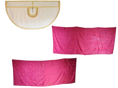 Grande drappo in damasco rosso d'epoca ed un antico piviale (2)