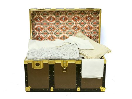 Baule contenente biancheria d’epoca