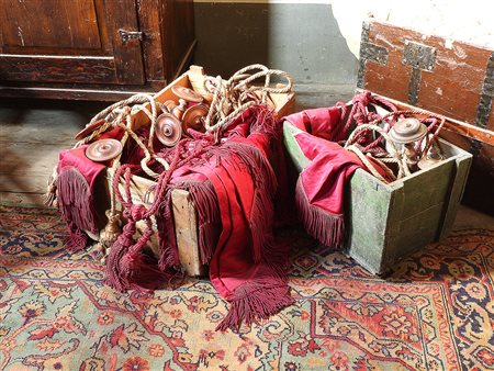 Lotto serie di porte-embrasse in legno tornito, mantovane e cordoni