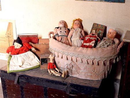 Lotto di bambole d’epoca tra cui alcune in panno e biscuit, contenute in una...