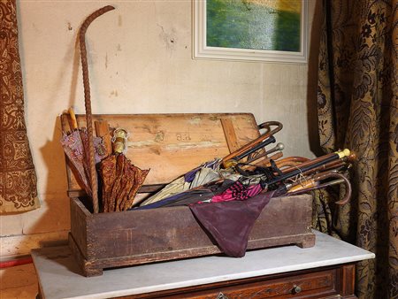 Lotto di bastoni da passeggio e ombrellini d’epoca contenuti in una vecchia...