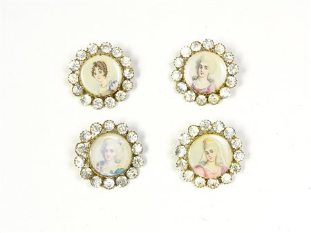 Serie di quattro bottoni d’epoca impreziositi da miniature rotonde con...