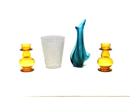 Lotto di oggetti in vetro e cristallo tra cui un vaso molato con volute e...