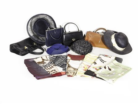 Lotto vintage tra cui alcune borsette, cappellini, foulards e capi...