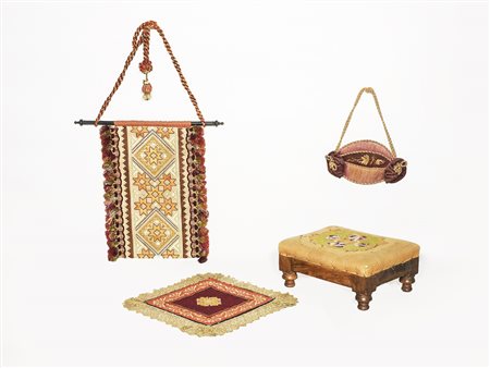 Lotto due pannelli ricamati a piccolo punto, un portadocumenti in velluto e...