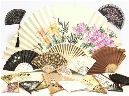 Lotto di ventagli alcuni con stecche in avorio, tartaruga, alcuni con pagina...