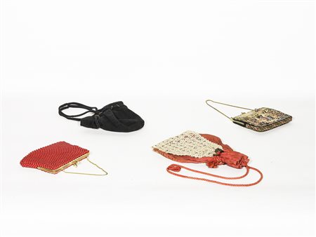 Quattro borsette d’epoca tra cui una ricamata con scena di genere con...