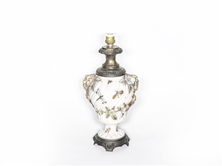 Lume da tavolo in terracotta policroma e metallo dipinto con farfalle e con...