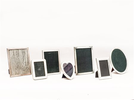 Quattro cornici portaritratti in argento di varie forme e misure