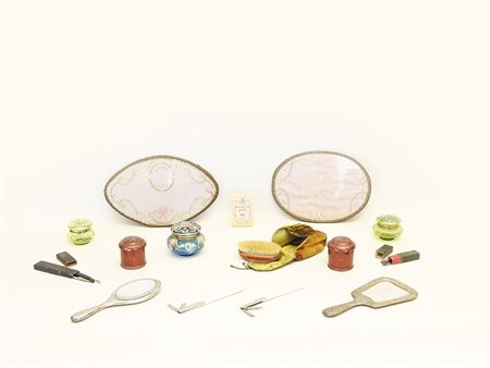 Lotto di curiosità d’epoca inizio del XX secolo tra cui tre scatole in vetro...