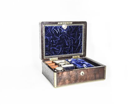 Necessaire da viaggio impiallacciato in piuma di mogano XIX secolo intarsi in...