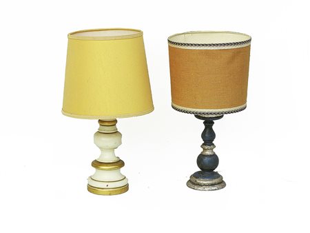 Due lumi da tavolo in legno laccato corredati da paralume h cm 23