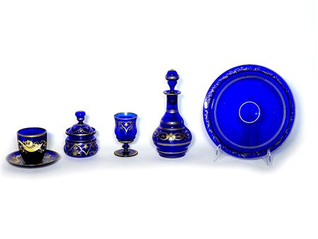 Set da notte in cristallo blu metà del XIX secolo lumeggiato in oro, composto...