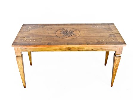 Tavolino basso impiallacciato in ciliegio realizzato in stile neoclassico,...