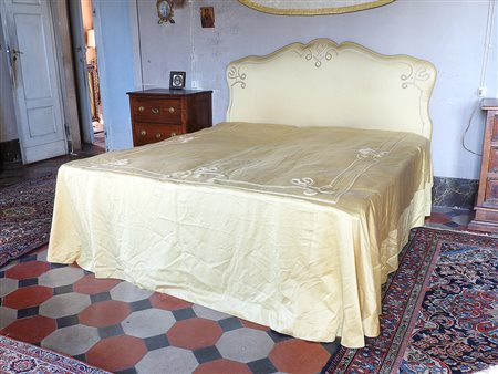 Testiera per letto matrimoniale di forma sagomata imbottita e rivestita in...