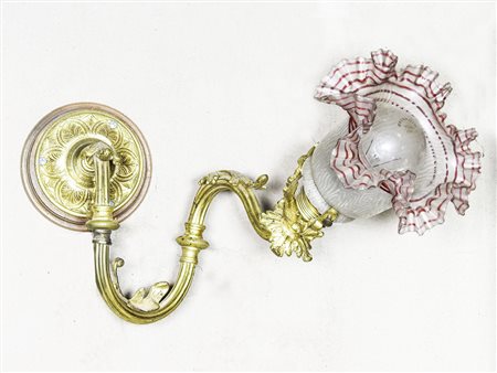 Serie di tre appliques in bronzo dorato un braccio portacandela, bobeches in...