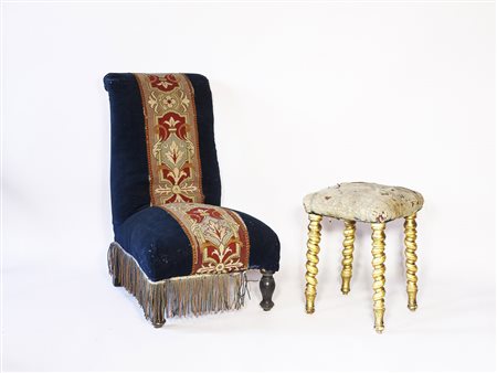 Lotto seconda metà del XIX secolo poltroncina rivestita in velluto blu...