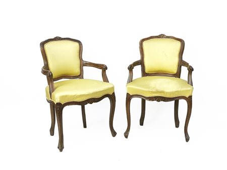 Coppia di poltroncine in noce in stile settecentesco, schienale a scudo,...